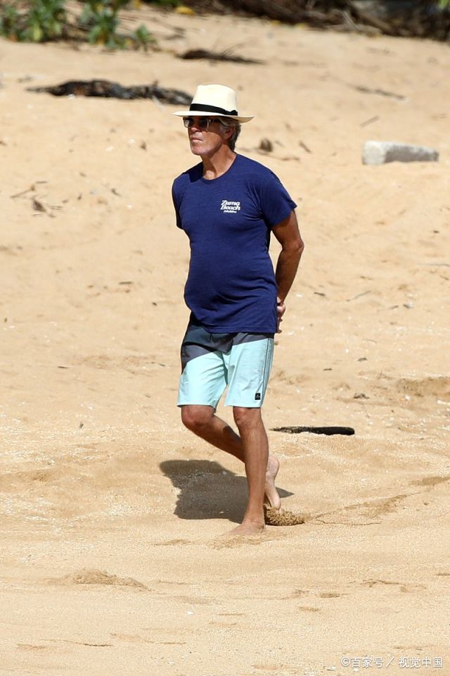 美国夏威夷,"007"皮尔斯·布鲁斯南独自一个人在海滩度假.